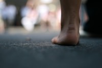 Barfuß Wandern wird immer mehr zum Trend © Flickr/ Daniel Wehner