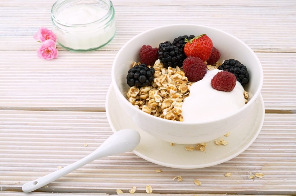 magerquark joghurt mit fruechten muesli