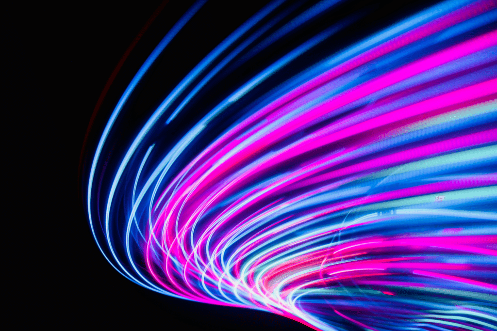 Minigolf in Schwarzlicht ist angesagt 1 schwarzlicht minigolf neon 1024x575 1