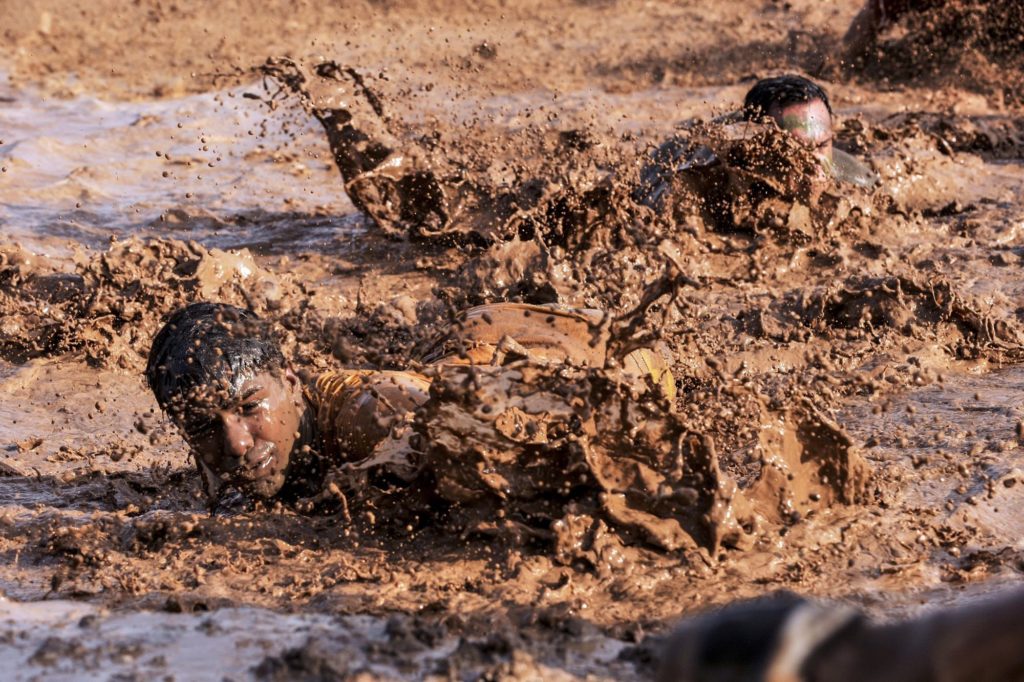 schlamm obstacle course race