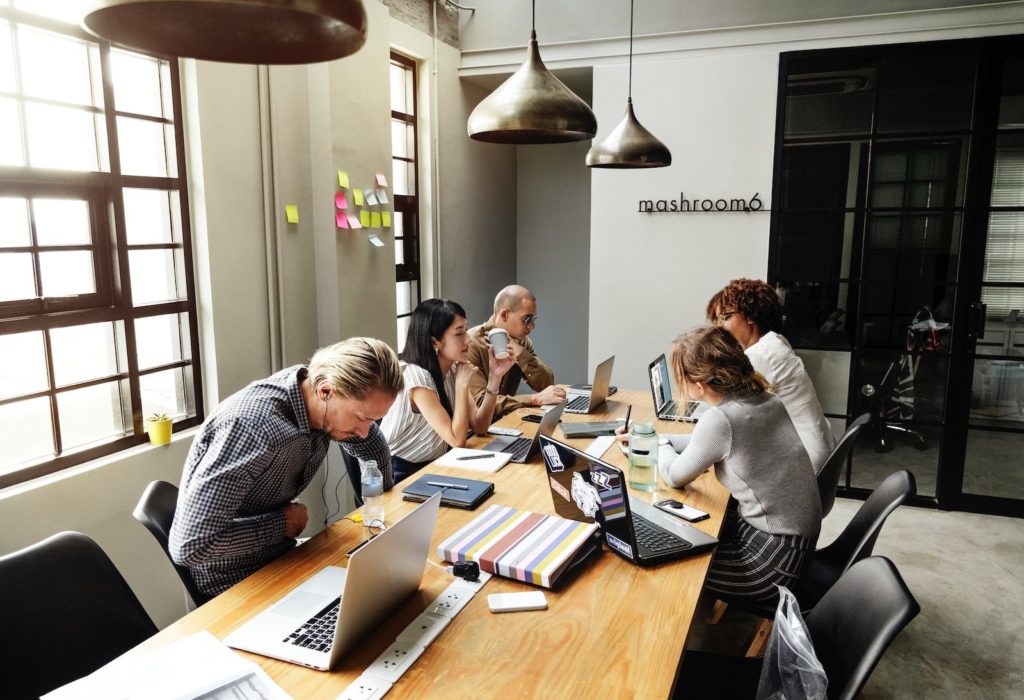 Job im Sitzen: So oft es geht aufstehen und bewegen! 1 sitzen stehen buero beruf