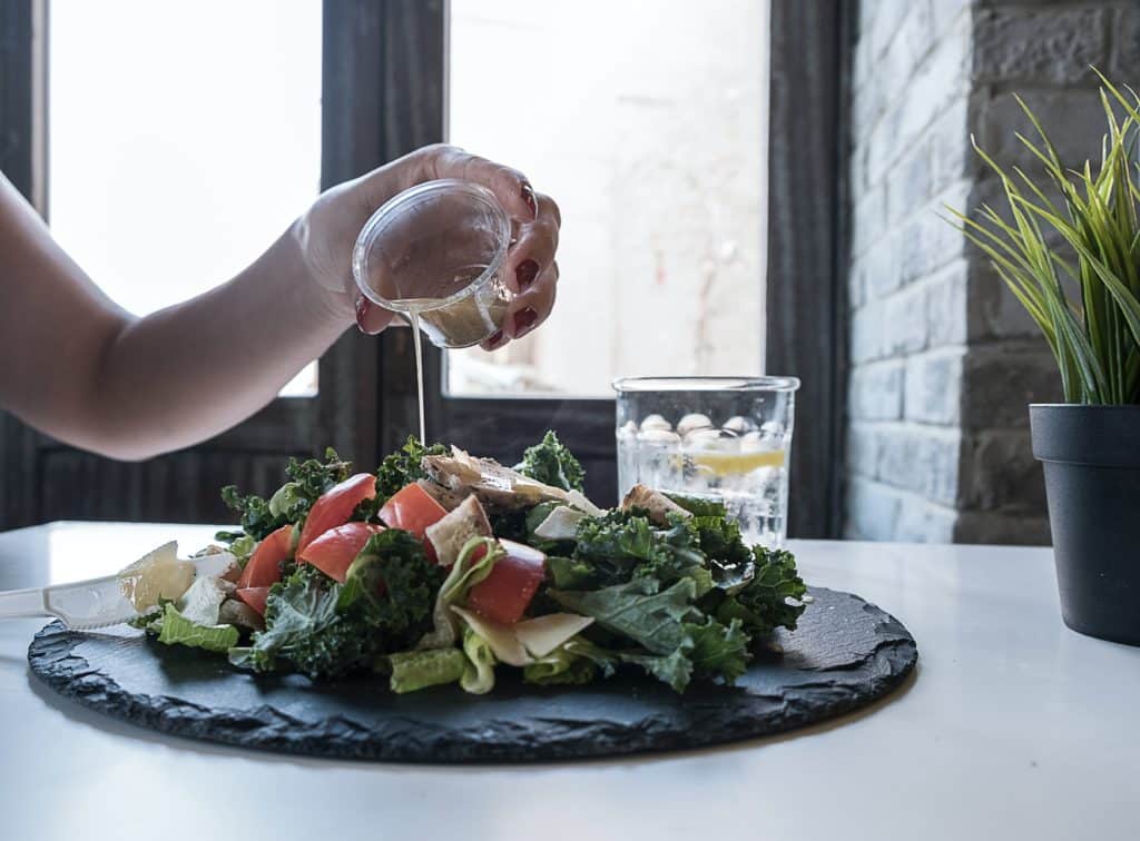 Kleiner Abnehm-Trick: Mit der anderen Hand essen 1 mit der anderen hand essen diaettrick abnehmtrick