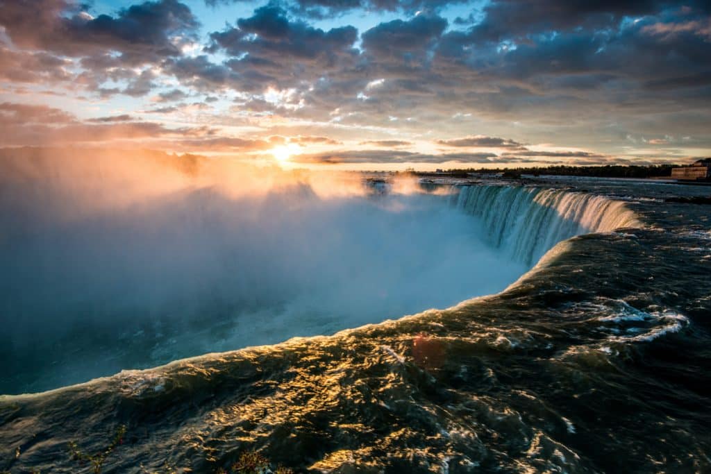 Auf dem Drahtseil über die Niagara-Fälle 1 niagara faelle