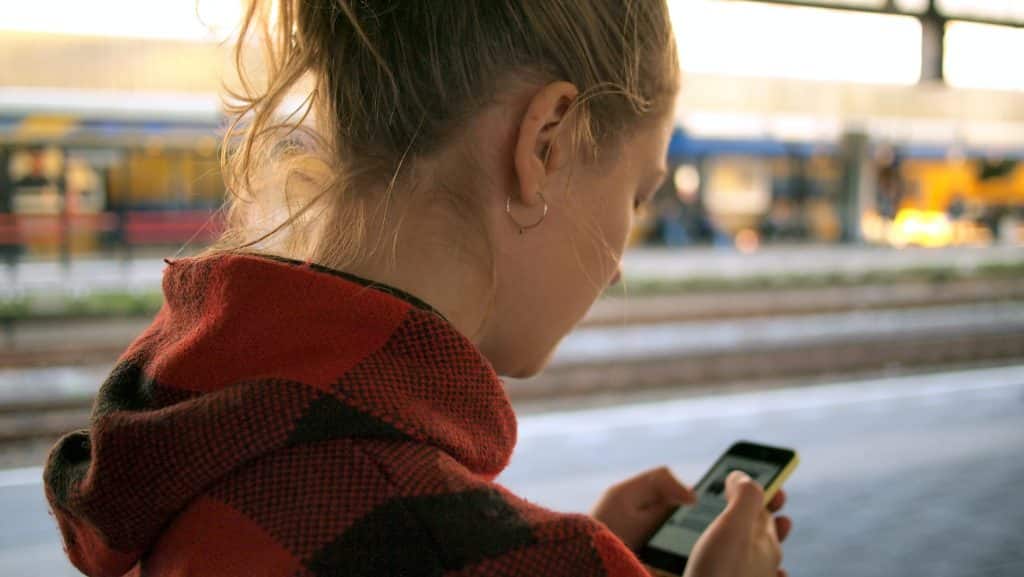 smartphone falten blackberry stirn