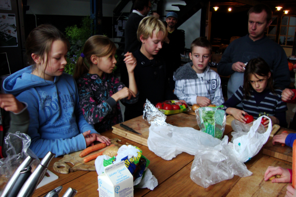 Kinder und Jugendliche finden Gefallen am Kochen 1 kinder kochen ernaehrung