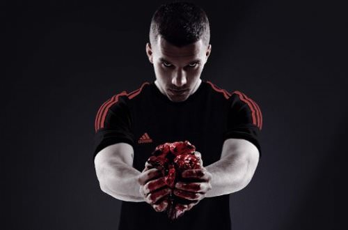 Lukas Podolski mit Herz foto adidas