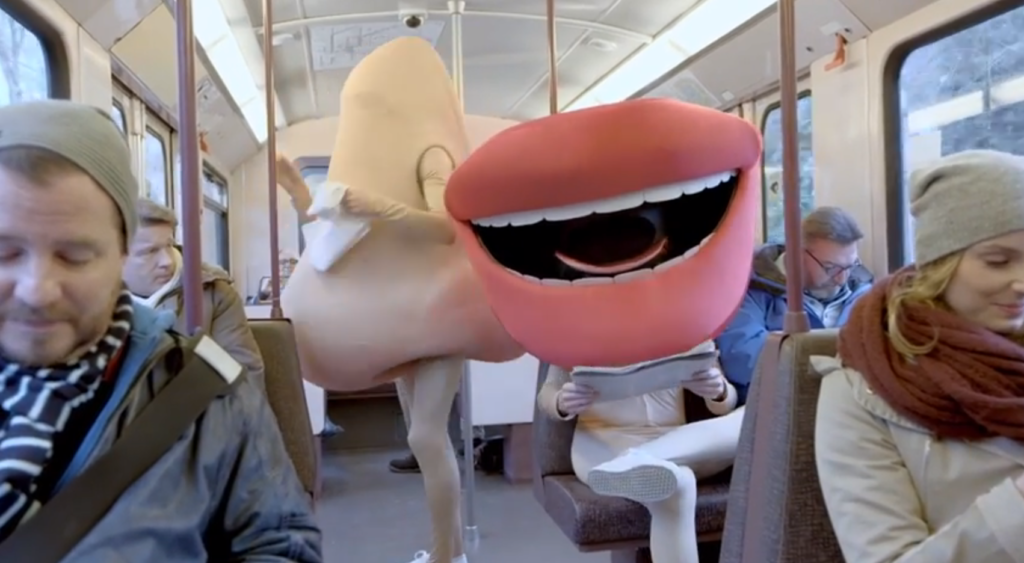 Nase und Mund schnupfen in der S-Bahn 1 otriven nase mund video