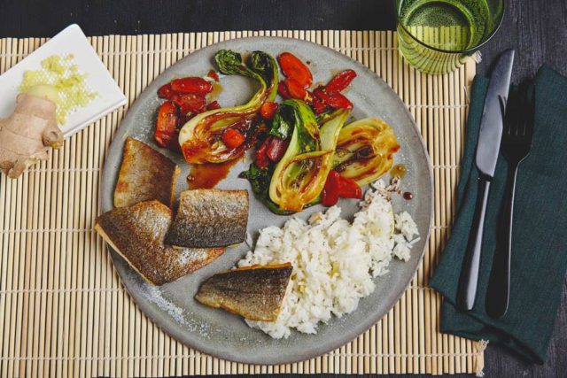 Gebratene-Forelle-mit-Pak-Choi-Gemuese-und-Ingwer-Reis