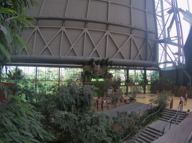 Tropical Islands Außenbereich: Test und Bewertung nach der Eröffnung von Amazonia 17 Tropical Islands Amazonia Aussenbereich Eingangstor