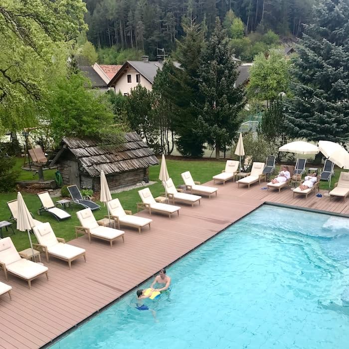 Lanerhof winkler hotel pustertal Suedtirol wellness urlaub familienhotel test kronplatz outdoor berge 01 pool aussen