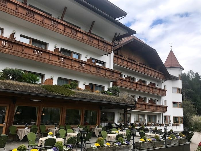 Lanerhof winkler hotel pustertal Suedtirol wellness urlaub familienhotel test kronplatz outdoor berge 01 terrasse