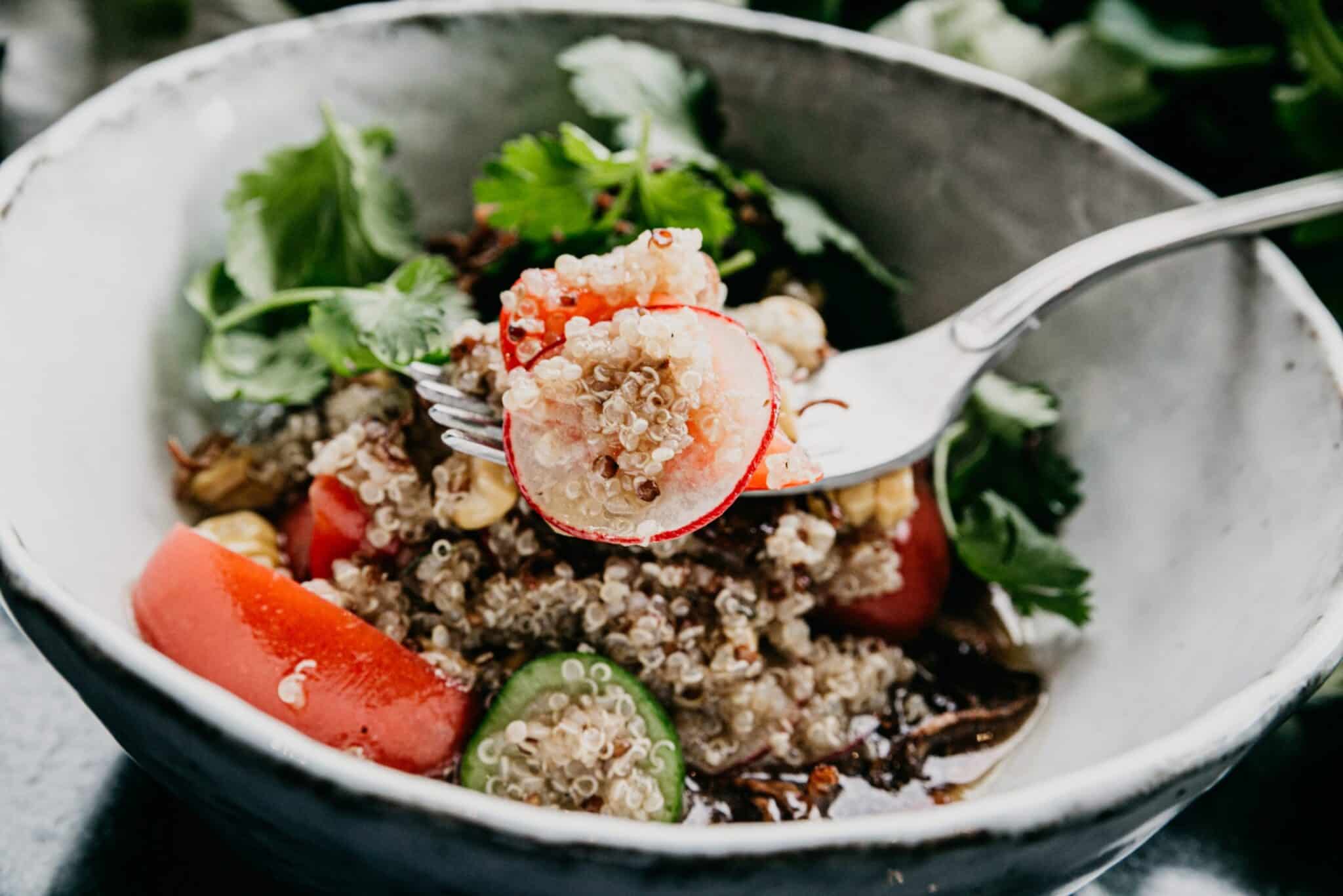 Leichter Couscous-Salat mit Joghurt-Sauce - Auch ideal zum ...