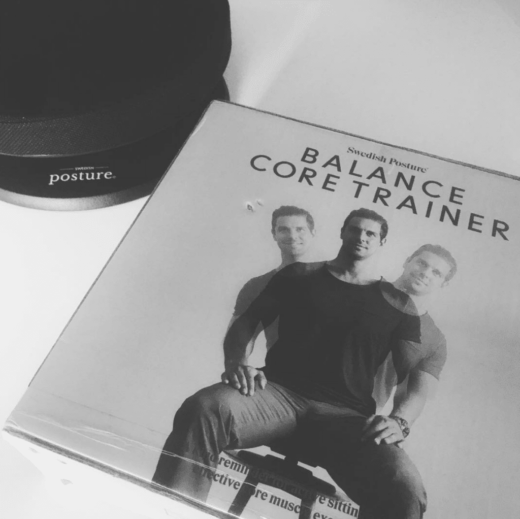 Gesunder Rücken im Büro. Mit dem Balance Core Trainer Übungen beim Sitzen ausführen 6 swedish posture balance core trainer rueckentrainer sitzauflage test erfahrungen