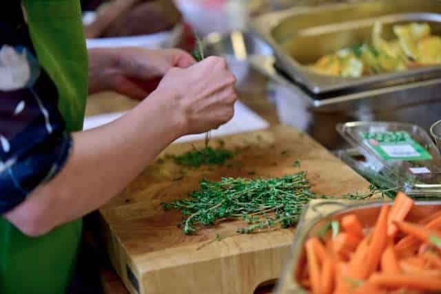 Wer selbst kocht, kann Kalorienfallen vermeiden 1 vegan kochen bjoern moschinski workshop kochkurs berlin 13