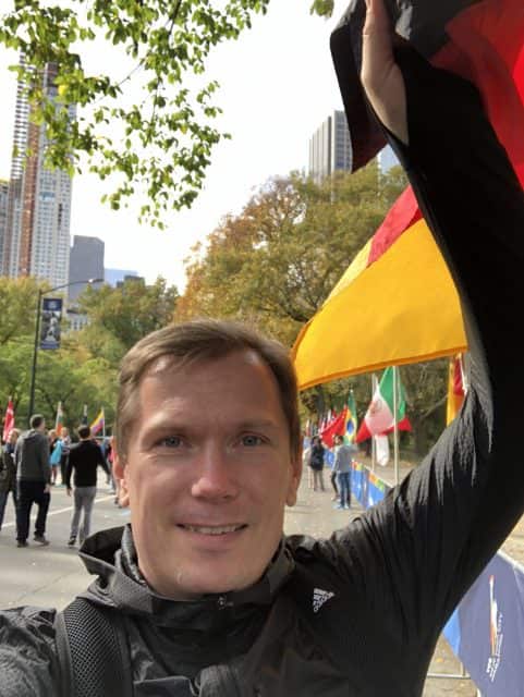 New York City Marathon: Meine Erfahrungen von der Strecke, Anmeldung & Anreise 38 new york marathon zielbereich deutschland fahne germany flag