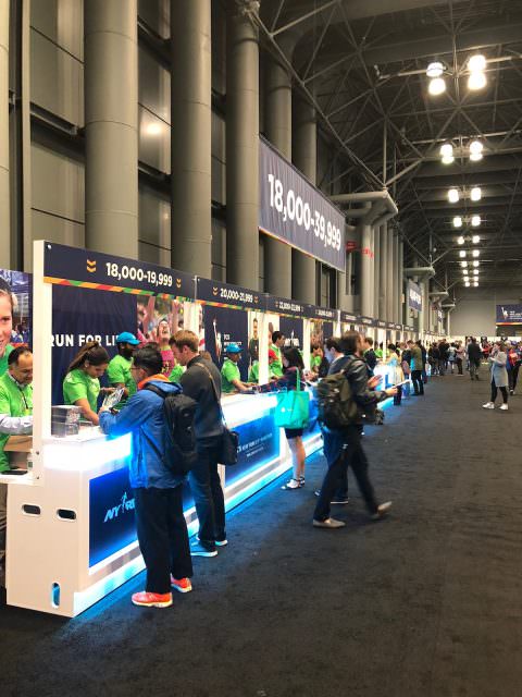 New York City Marathon: Meine Erfahrungen von der Strecke, Anmeldung & Anreise 15 startnummernausgabe marathonmesse new york marathon