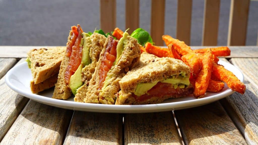 Sind Pommes Frites gesund? Die Klarstein VitAir Turbo Heißluftfritteuse im Test 14 suesskartoffelpommes vollkorn avocado lachs sandwhich