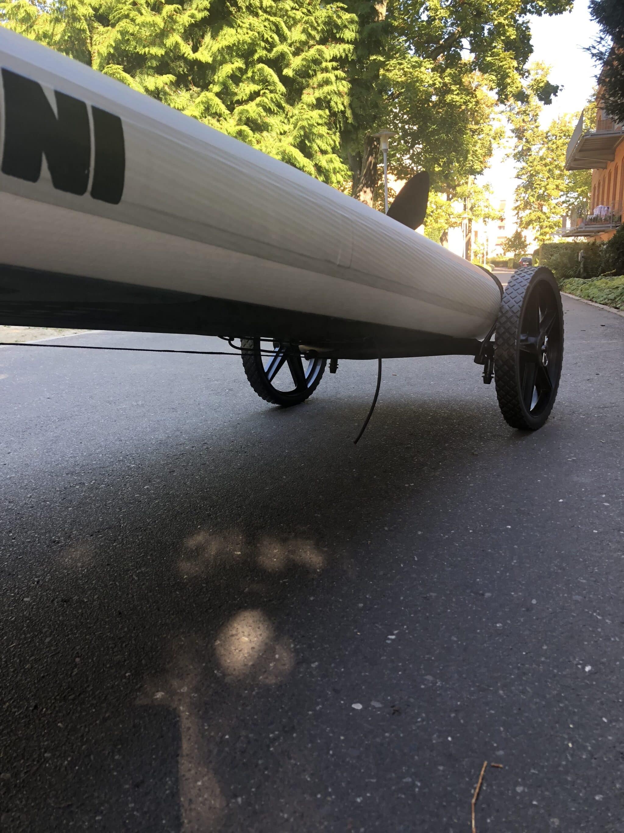 SUP Transport mit dem Fahrrad. SUP Wheels Transportwagen