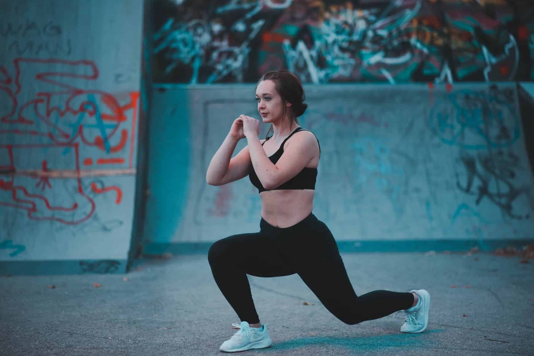 Training im Winter - Geräte und Kraftübungen für drinnen 2 ausfallschritte