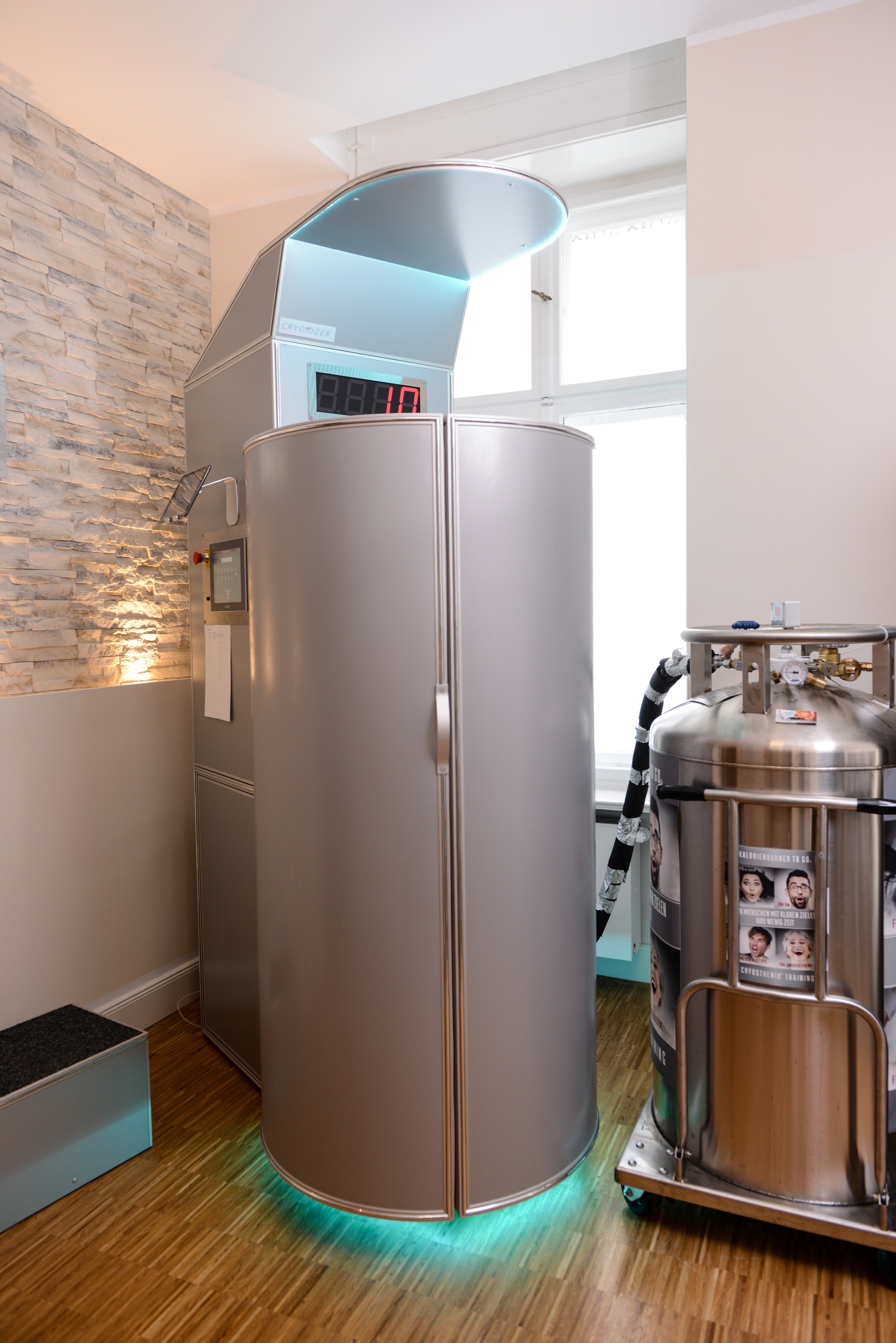 Kryotherapie im Test. Wirken Kältekammer und Kältetherapie bei Regeneration und Abnehmen? 6 Cryosizer Kaeltetherapie Kryotherapie Kammer Sauna Raum