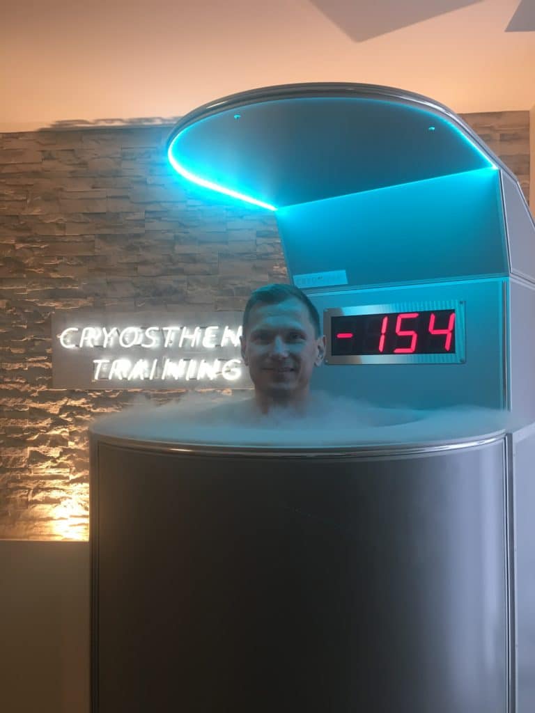 Kryotherapie im Test. Wirken Kältekammer und Kältetherapie bei Regeneration und Abnehmen? 7 Kryotherapie Test Erfahrungen Kaeltekammer Kaeltetherapie Regeneration Marathon Abnehmen e1557289177252