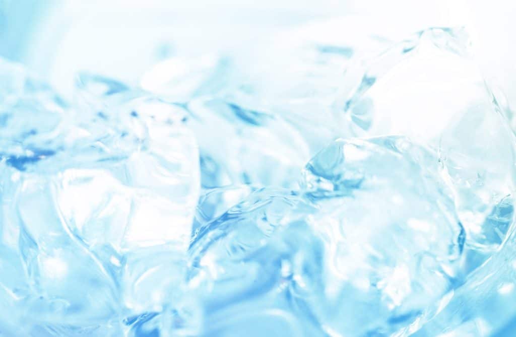Kryotherapie im Test. Wirken Kältekammer und Kältetherapie bei Regeneration und Abnehmen? 4 kaeltetherapie eis eistonne eisbad eiswuerfel