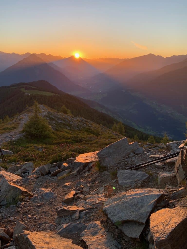 Sonnenaufgang und Morgen auf dem Gipfel. Sonnenaufgangswanderung in Tirol. 3 Sonnenaufbang bilder heute sonnenaufgangwanderung imsterberger kreuz venet tirol imst 5