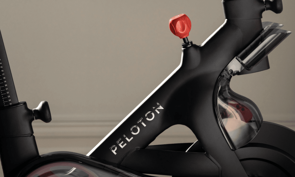 Peloton Bike Plus Test Erfahrungen Erfahrungsbericht Testbericht Vergleich design schriftzug