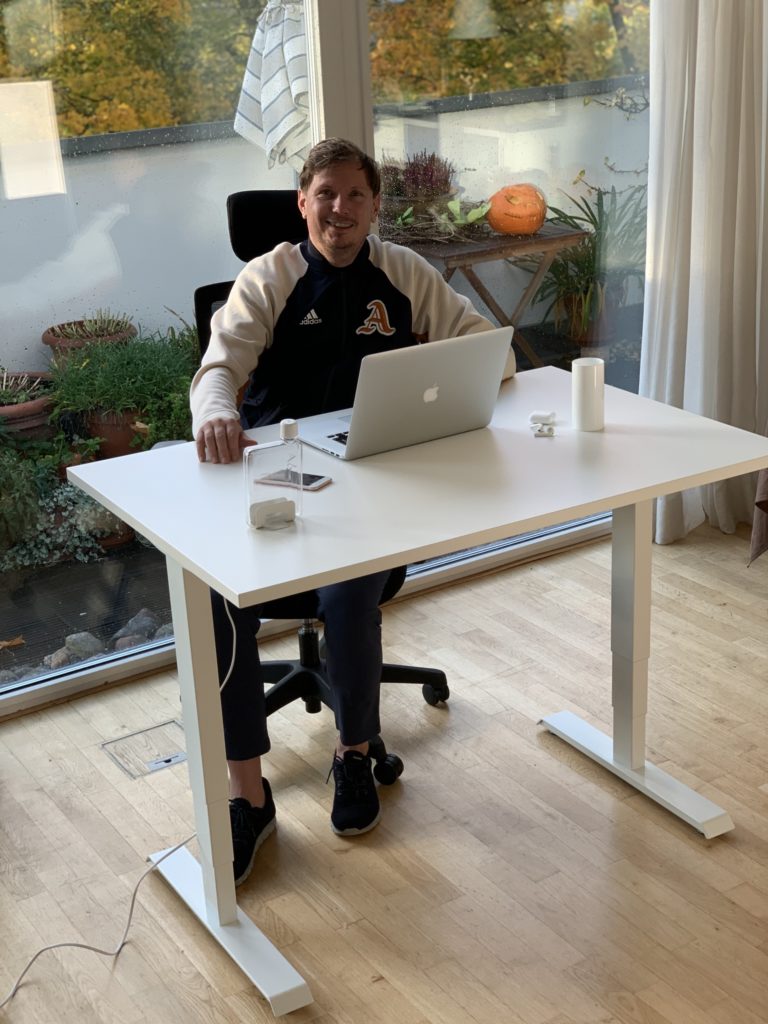 Elektrisch hoehenverstellbarer Computertisch Ergotopia Desktopia Pro Test Schreibtisch home office arbeitsplatz testbericht