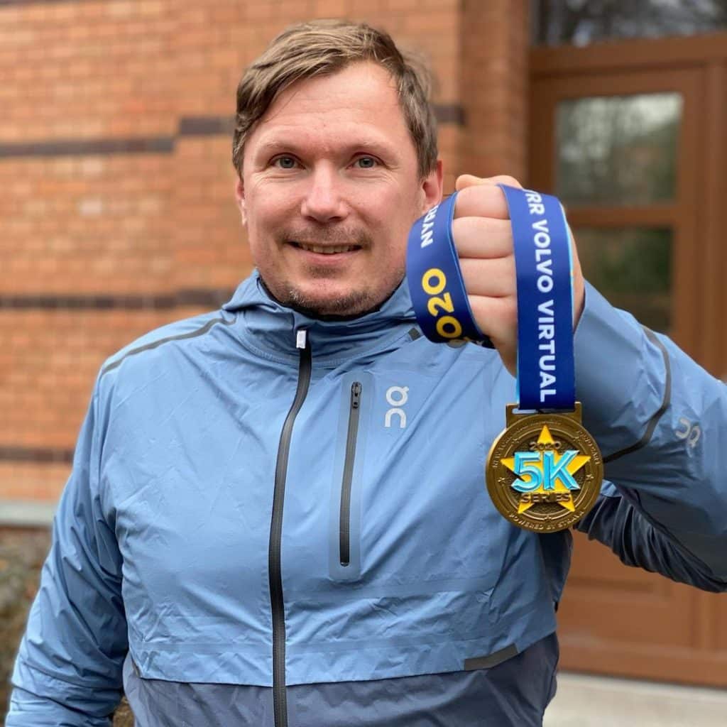 Mit Schwerkraft zu mehr Kraft. Das lief im März 2021. 3 NYRR 5k series 2021 new york medaille medal