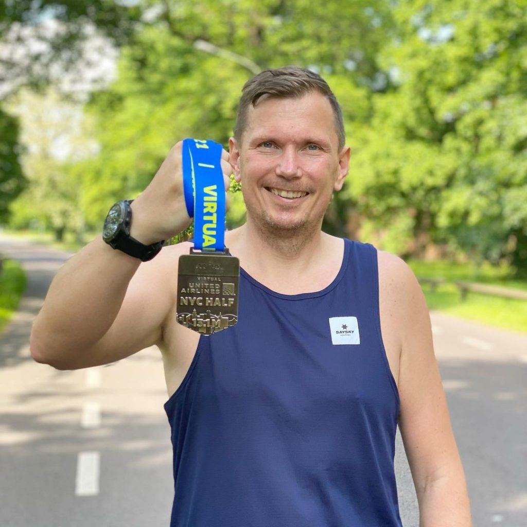 Zwei Halbmarathons und ein Berg. Das lief im Juni 2021. 5 united airlines nyc half halbmarathon new york nyrr virtual running medal medaille