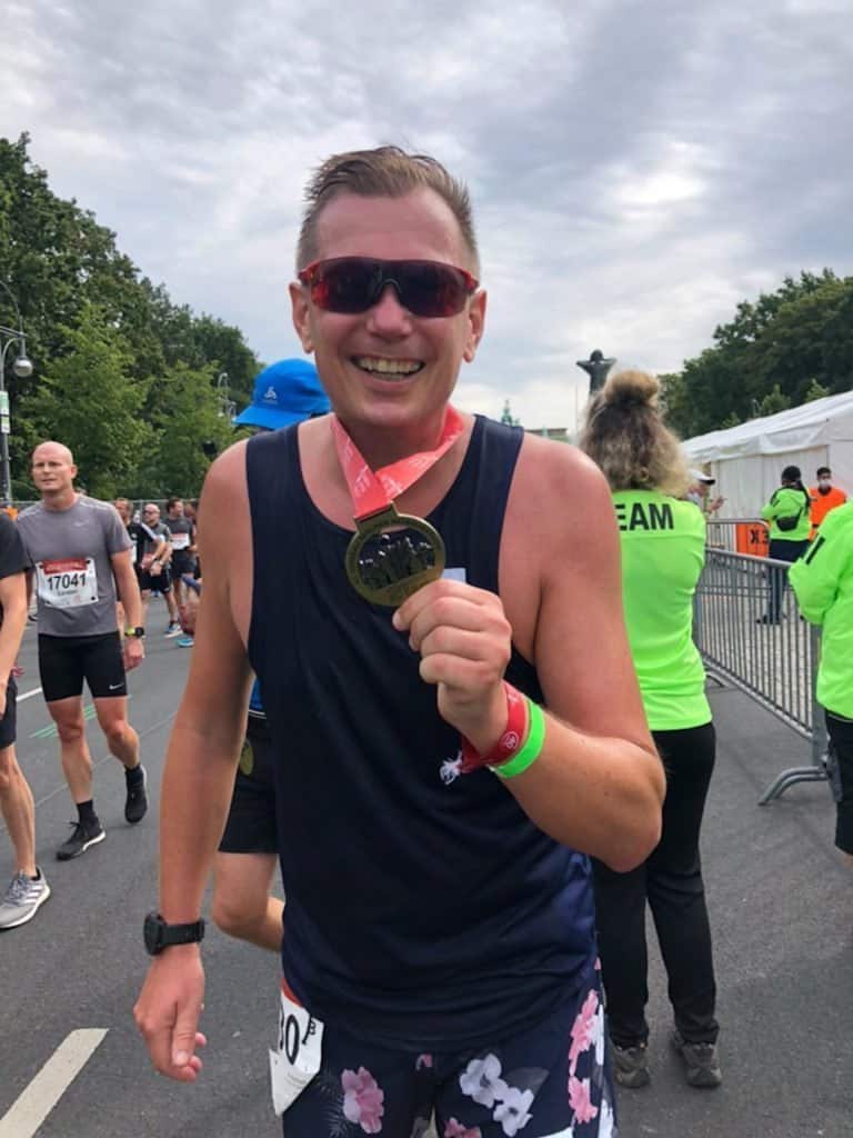 Halbmarathon Berlin: Anmeldung, Ergebnisse und Erfahrungen von der Strecke beim Berliner Halbmarathon 17 berliner halbmarathon berlin generali medaille ziel erfahrungen bericht