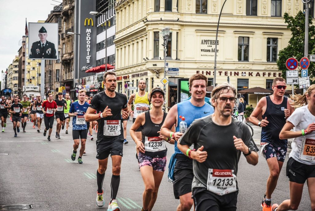 Halbmarathon Berlin: Anmeldung, Ergebnisse und Erfahrungen von der Strecke beim Berliner Halbmarathon 14 berliner halbmarathon berlin generali medaille ziel erfahrungen bericht checkpoint charlie