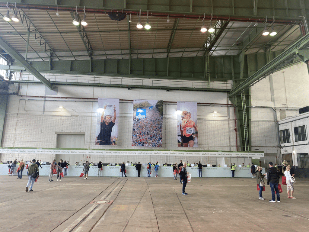 Halbmarathon Berlin: Anmeldung, Ergebnisse und Erfahrungen von der Strecke beim Berliner Halbmarathon 6 berliner halbmarathon berlin generali medaille ziel erfahrungen bericht expo marathonmesse startnummern ausgabe