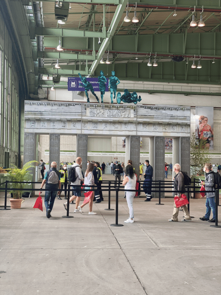 Halbmarathon Berlin: Anmeldung, Ergebnisse und Erfahrungen von der Strecke beim Berliner Halbmarathon 3 berliner halbmarathon berlin generali medaille ziel erfahrungen bericht marathonmesse expo tor