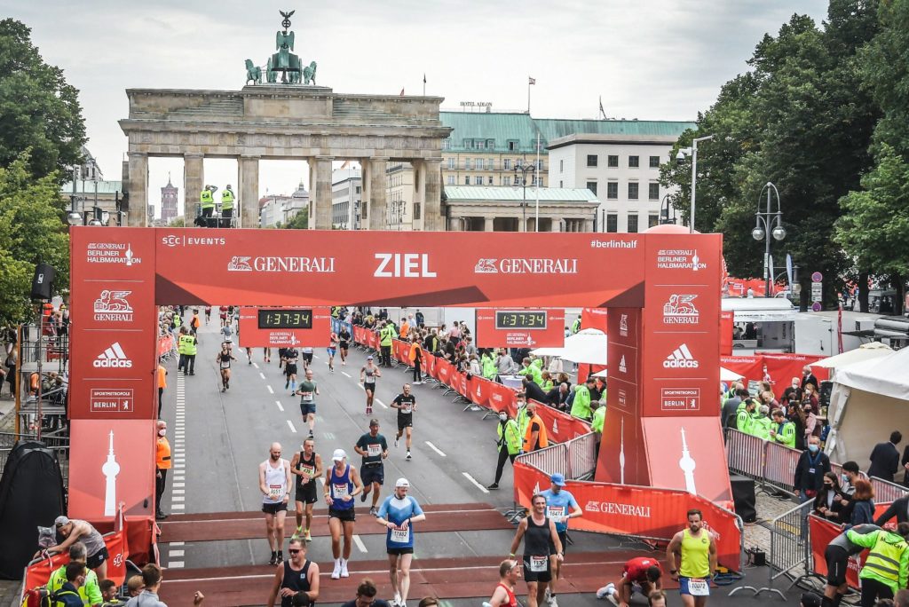 Halbmarathon Berlin: Anmeldung, Ergebnisse und Erfahrungen von der Strecke beim Berliner Halbmarathon 49 berliner halbmarathon berlin generali medaille ziel erfahrungen bericht zielbereich