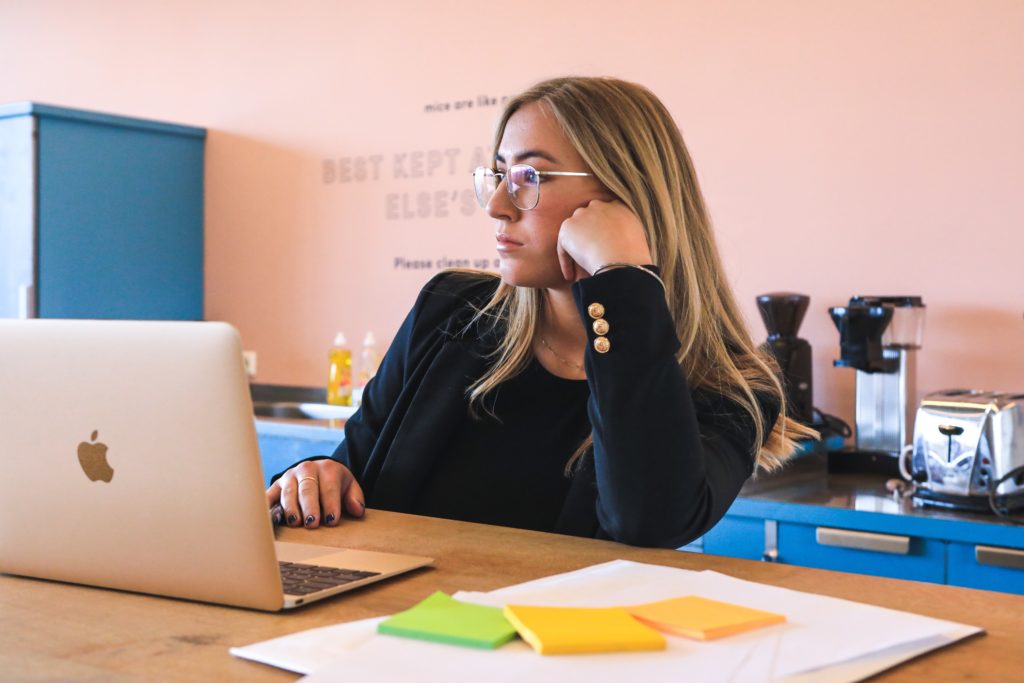 Die 6 besten Tipps für gesunde Augen im Home Office - Nie mehr trockene, brennende, geschwollene, tränende oder müde Augen! 3 gesunde augen traenende trockene geschwollene rote.augen bildschirm home office