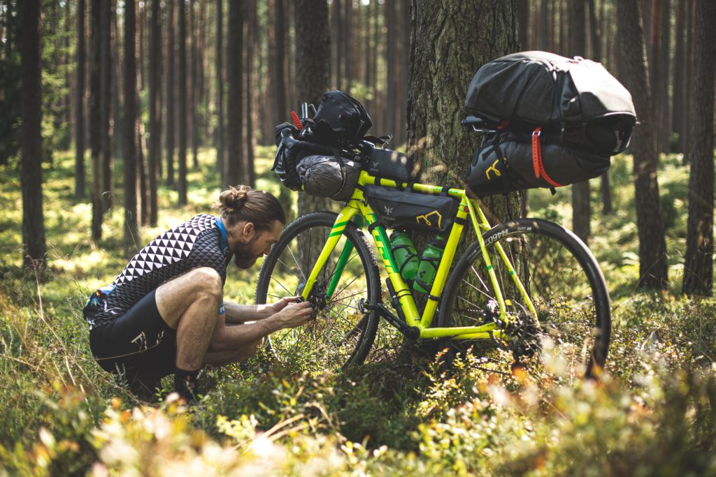 bikepacking gravelbike taschen wald touren ratgeber