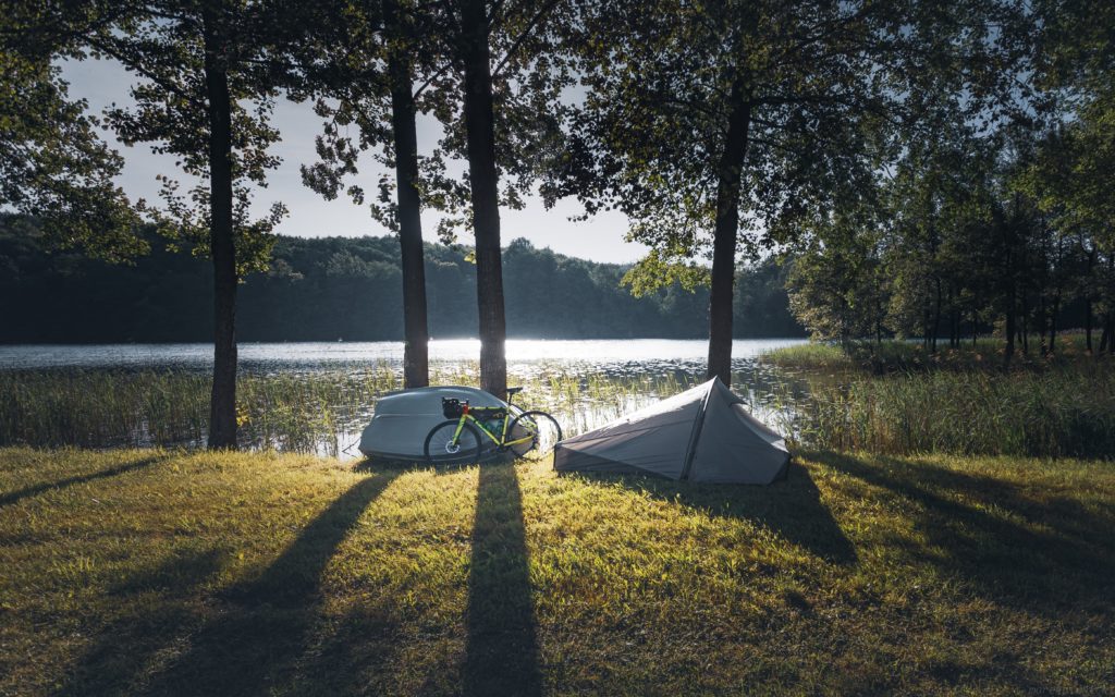 Bikepacking Ratgeber: Taschen, Zelt, Rennrad, Ausrüstung, Touren - Was ist für Anfänger zu beachten? 9 bikepacking zelt see uebernachten natur