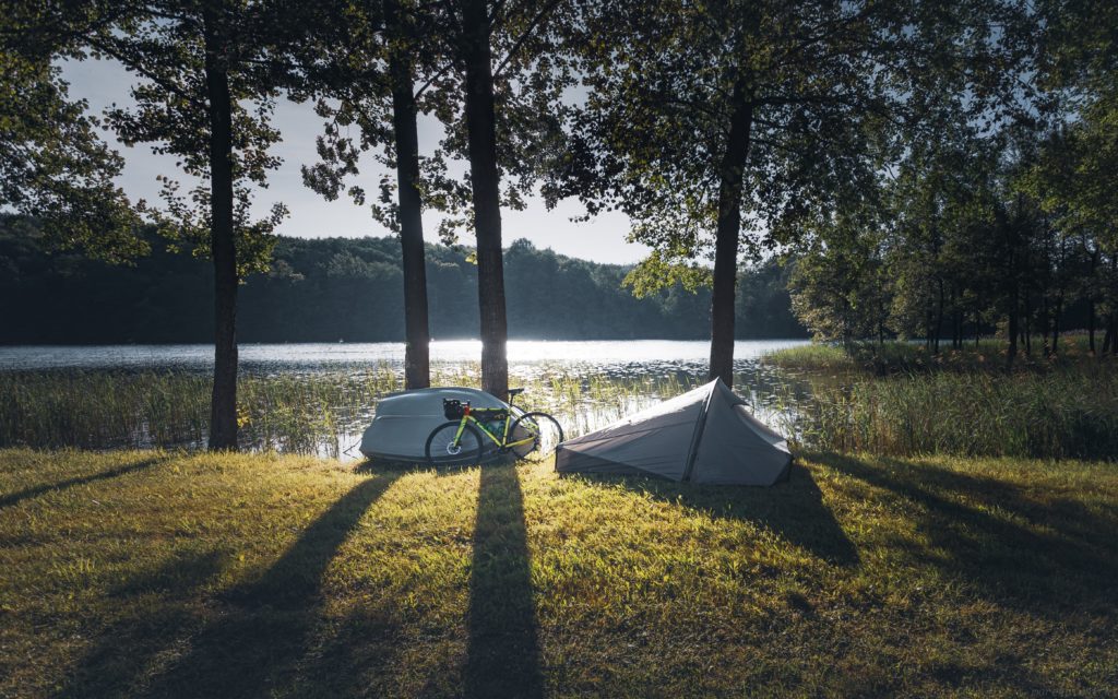 bikepacking zelt see uebernachten natur