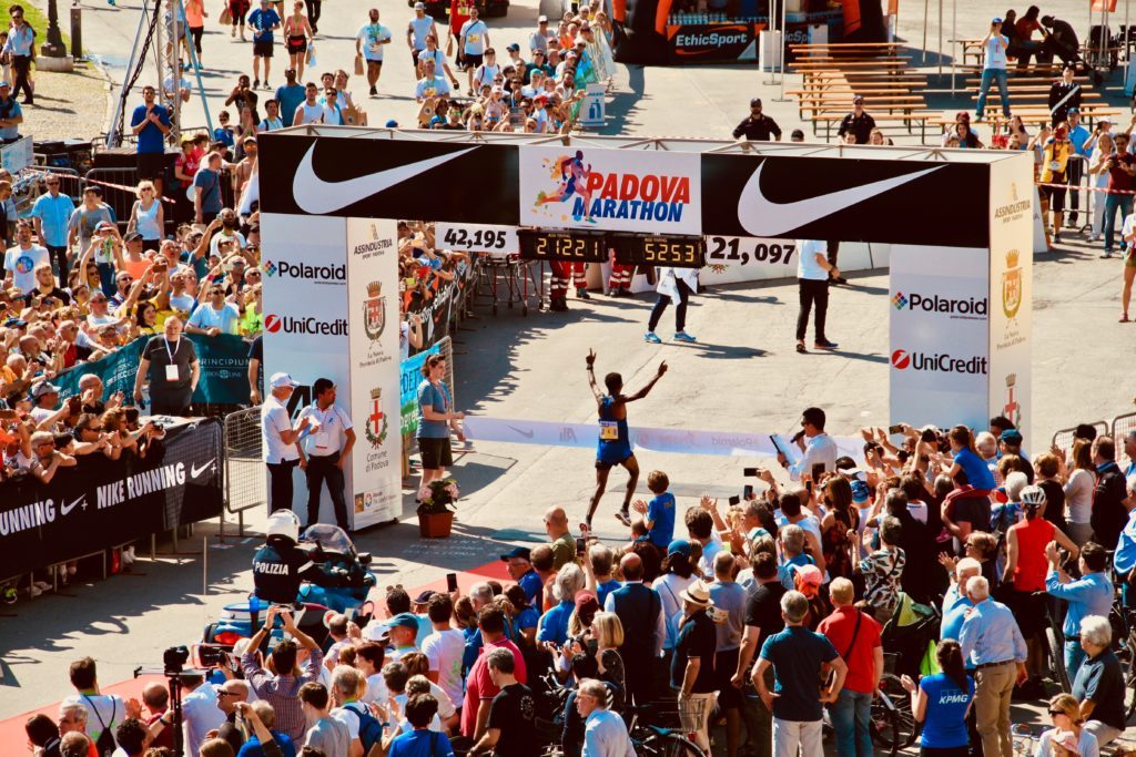 Marathon Betrug: Wie Läufer bei Laufwettbewerben betrügen und warum sie zum Betrüger werden 3 marathon gewinner ziellinie zieleinlauf