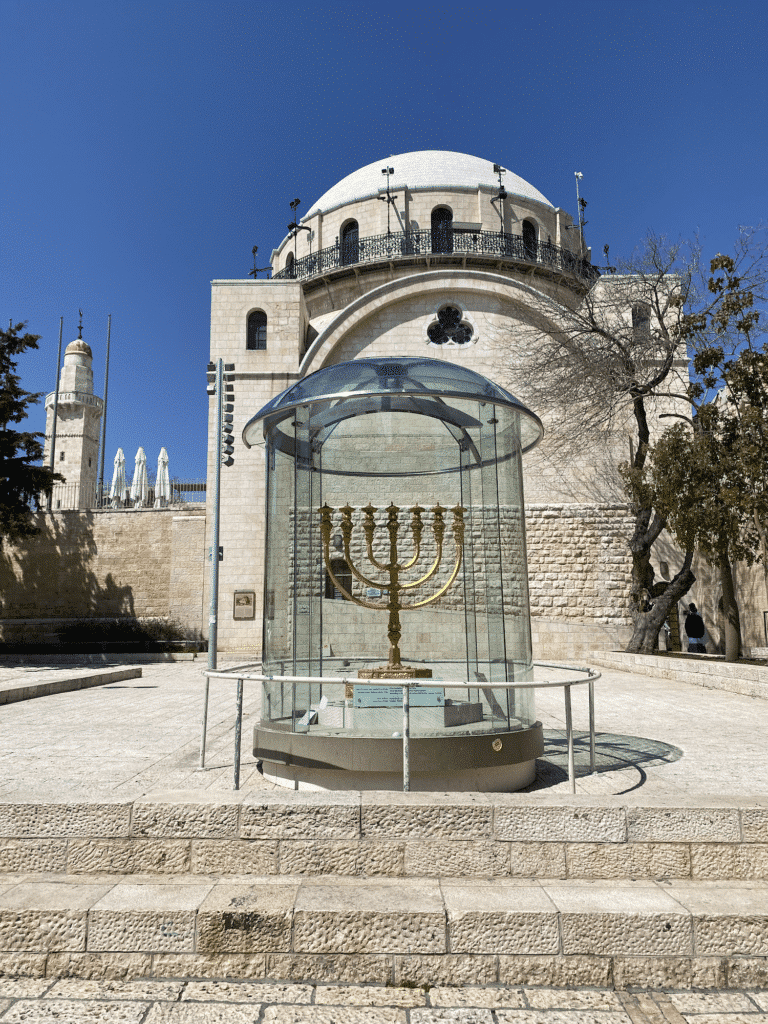 Jerusalem Marathon. Meine Erfahrungen von der Reise nach Jerusalem. 33 groesster leuchter jerusalem