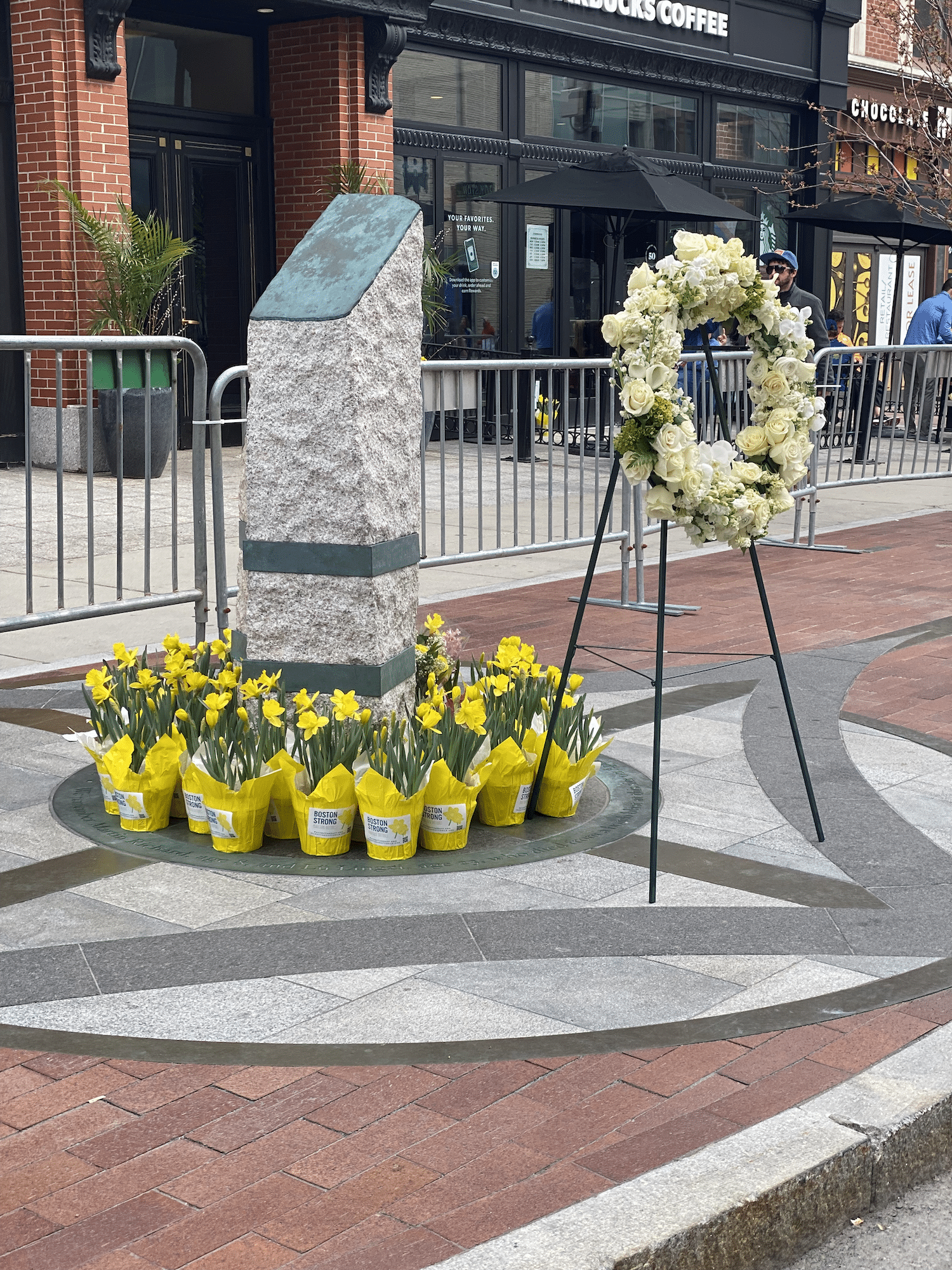 Boston-Marathon. Qualifikation, Strecke und meine Erfahrungen von der Reise zum 5ten Major. 44 boston marathon anschlag terror bombenanschlag gedenkstein mahnmal