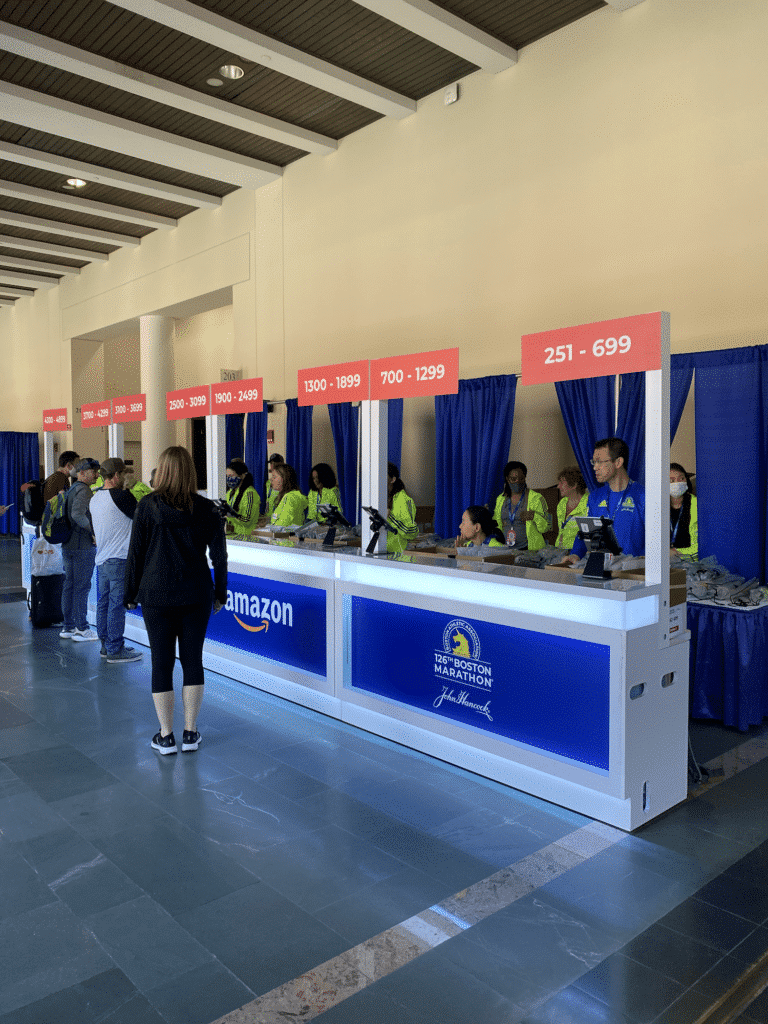 Boston-Marathon. Qualifikation, Strecke und meine Erfahrungen von der Reise zum 5ten Major. 32 boston marathon expo startnummernausgabe