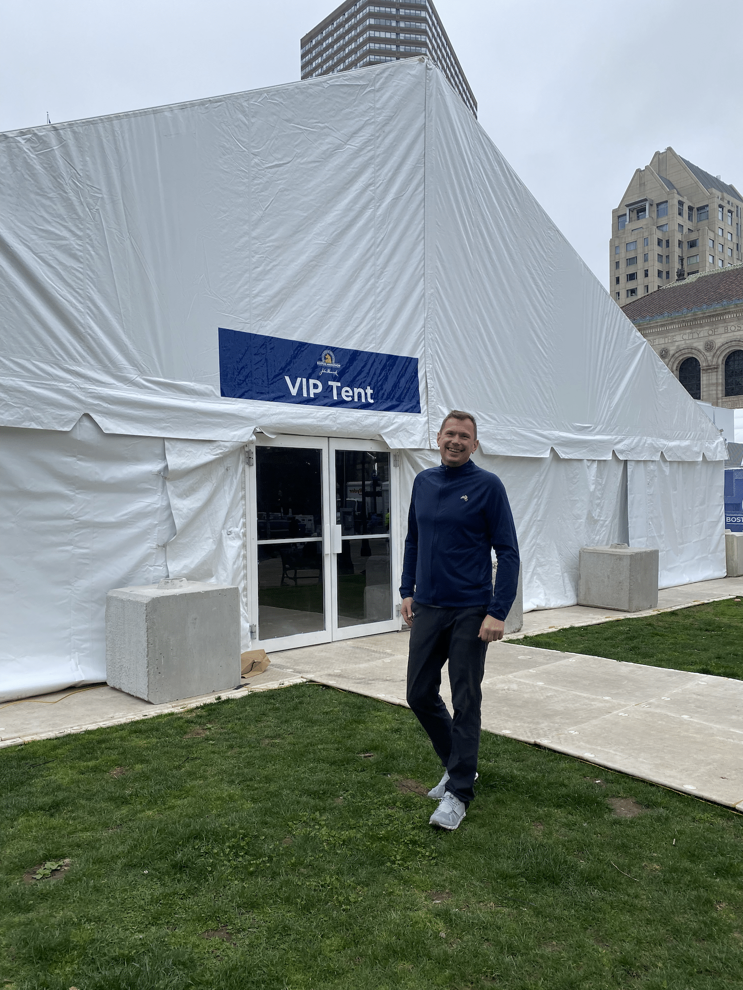 Boston-Marathon. Qualifikation, Strecke und meine Erfahrungen von der Reise zum 5ten Major. 43 boston marathon fan fest vip tent