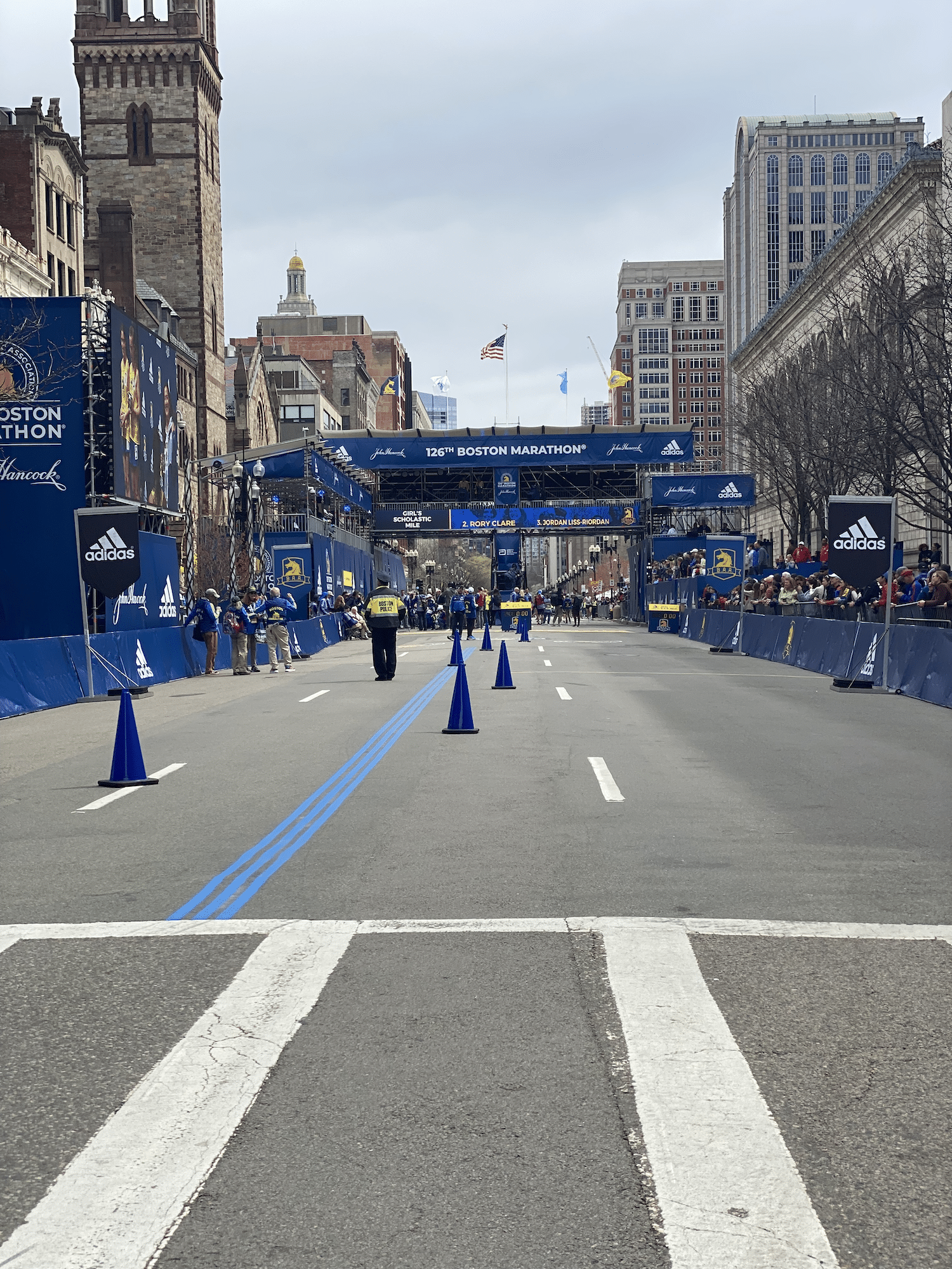 Boston-Marathon. Qualifikation, Strecke und meine Erfahrungen von der Reise zum 5ten Major. 41 boston marathon zielbereich zieleinlauf tor