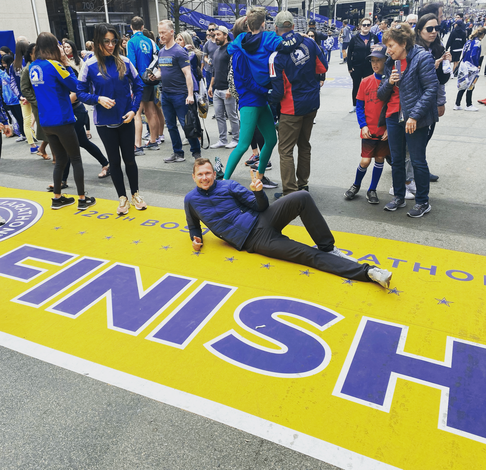 Boston-Marathon. Qualifikation, Strecke und meine Erfahrungen von der Reise zum 5ten Major. 45 boston marathon ziellinie