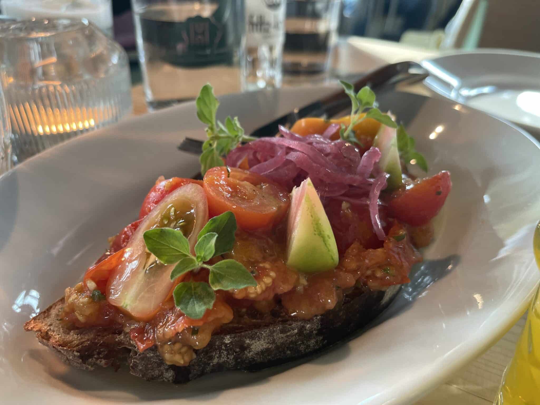 Urban Nature St. Peter-Ording - Erfahrungen aus dem neuen Lifestyle Strandhotel mit Peloton Bikes 7 bruschetta auntie clara Urban Nature Hotel Sankt Peter Ording Erfahrungen Bewertungen Hoteltest 2 scaled