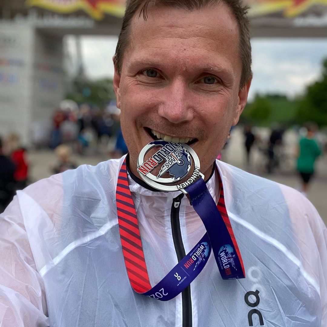 Was tun, wenn man krank ist? Das lief im Mai 2022. 4 wings for life world run muenchen 2022 medaille