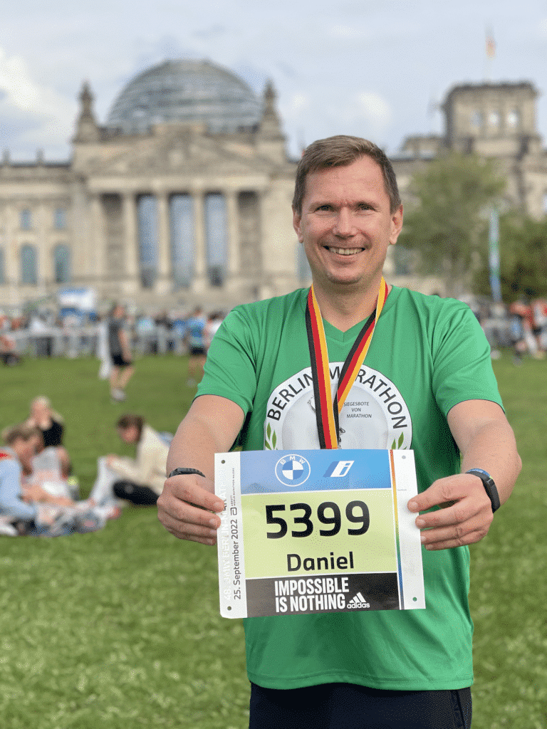 Jubeln im Jubilee-Club. Das lief im September 2022. 12 jubilee club berlin marathon 2022 daniel startnummer gruen green bib